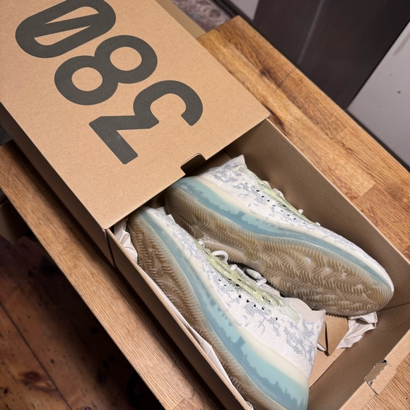 Yeezy Boost 380 - Picture 2 of 7